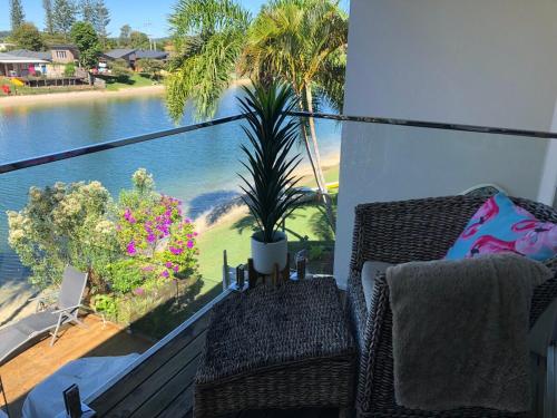 Waterfront 3 Bedroom House in Family Friendly Resort in Elanora