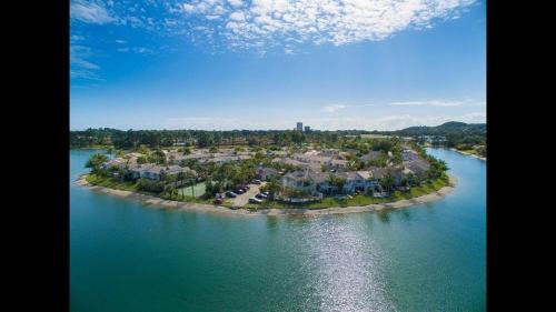 Waterfront 3 Bedroom House in Family Friendly Resort in Elanora