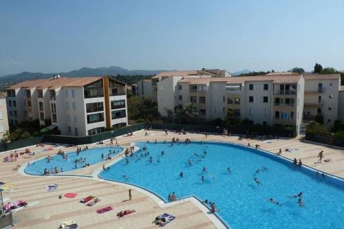 STE83 Le Lagon Bleu - Fidji 12 - Rez de jardin privatif - Tennis - Piscine pour 4 personnes