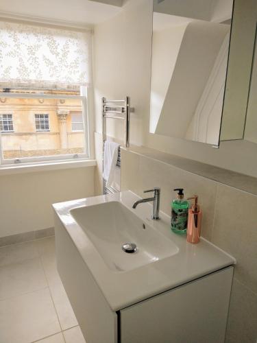 Spacious city-centre apartment in Bath, Bath (photo 9)