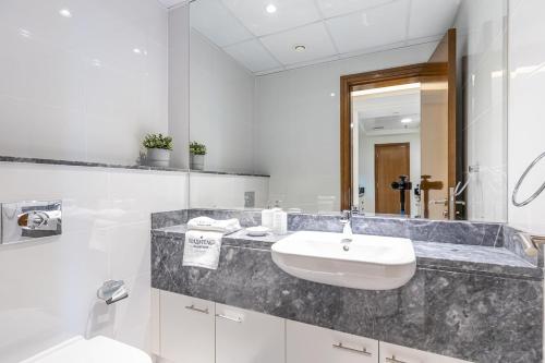 Hashtag Holiday Home - 1BDR Apartment with Canal View in Business Bay, Dubaj (zdjęcie 10)
