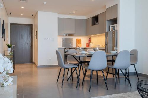 Spacious 2BDR in Creek Harbor with City View - image 12