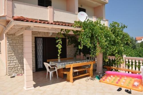 Three-Bedroom Apartment with Terrace and Sea View image 1