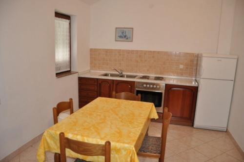 Two-Bedroom Apartment with Balcony and Sea View image 4