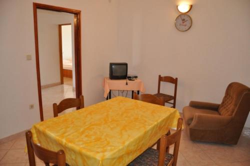 Two-Bedroom Apartment with Balcony and Sea View image 3