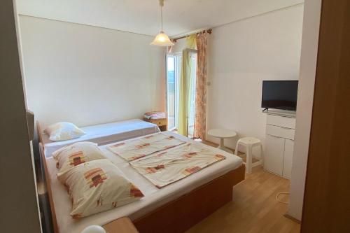 One-Bedroom Apartment with Balcony and Sea View room in Apartments with parking space Lopar Rab - 23747