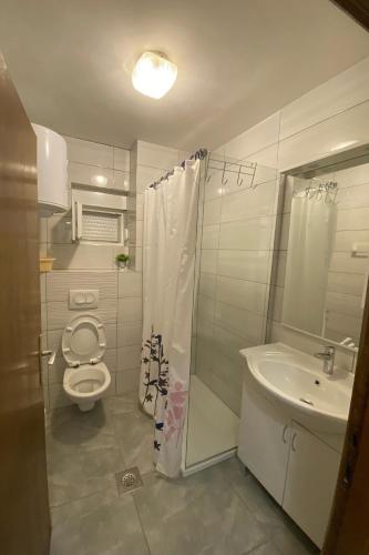 One-Bedroom Apartment with Balcony and Sea View image 5