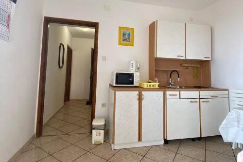 One-Bedroom Apartment with Balcony and Sea View image 4