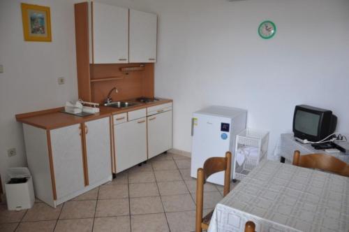 One-Bedroom Apartment with Balcony and Sea View image 2