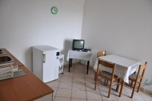 One-Bedroom Apartment with Balcony and Sea View image 1