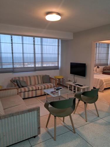 Shared lounge/TV area, Apartamento Vacacional Playa Grande in Maiquetía