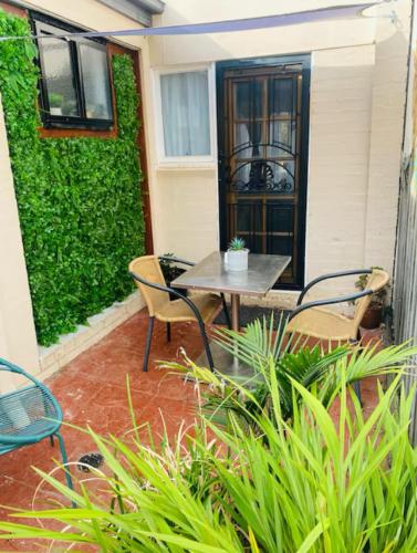 Ange's BnB - Self Contained Unit with Ensuite in Dandenong South