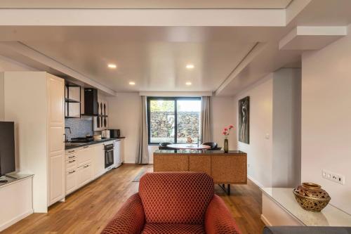 ห้องส่วนกลางสำหรับนั่งเล่น/ดูทีวี, Your Azorean Home RRAL 3378 in ริเบรา กรานเด