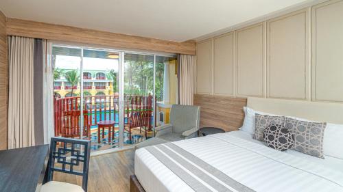 Deluxe Room with Pool View image 6