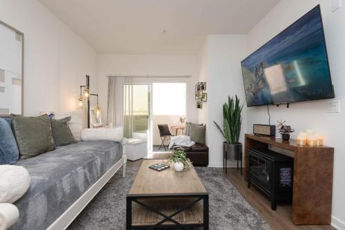 Hollywood Apartment Near Walk of Fame
