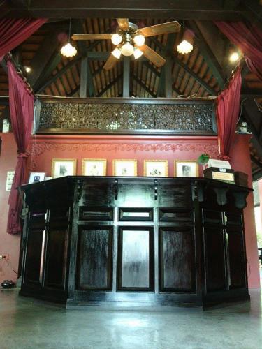 a large room with a large wooden table, Tri Yaan Na Ros Colonial House Hotel in Chiang Mai