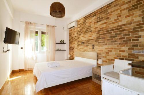 A modern rustic cosy apartment at the foot of Mount Lycabettus, Ateny