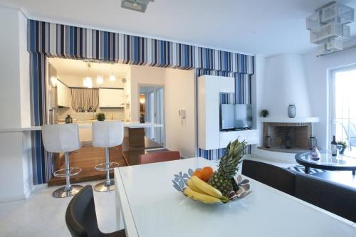 Glyfada A Modern minimal apartment, Ateny
