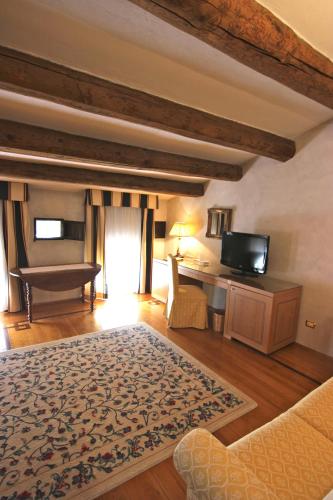 Hotel Villa Giona - Tap to explore photos