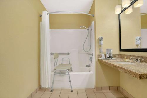 Days Inn by Wyndham Globe - image 5