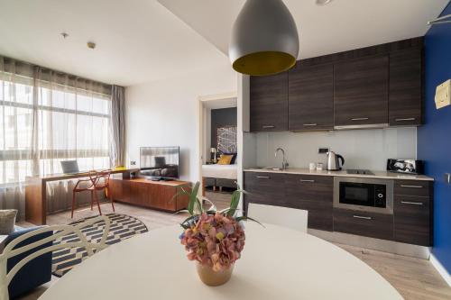 Deluxe One-Bedroom Apartment image 2