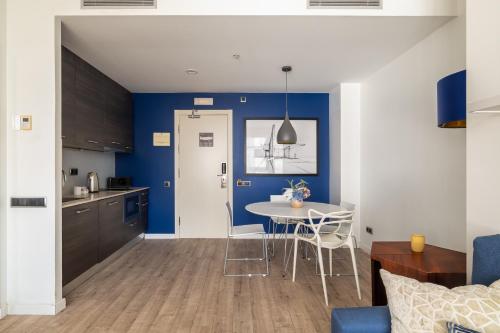 Deluxe One-Bedroom Apartment image 4