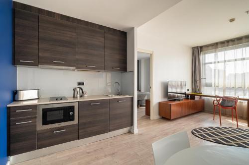 Deluxe One-Bedroom Apartment image 6