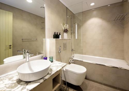Opulent 2BR In Paramount Hotel Apt |Prime Location - image 8