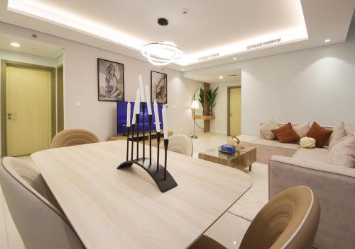 Opulent 2BR In Paramount Hotel Apt |Prime Location - image 6