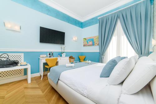 Double Room with Balcony image 5
