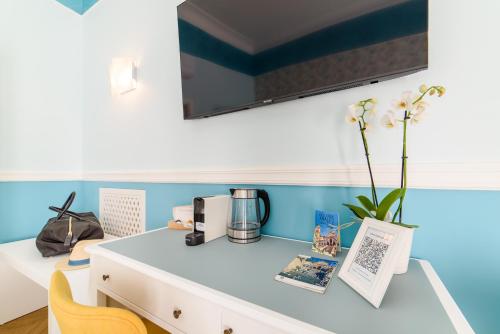 Double Room with Balcony image 4