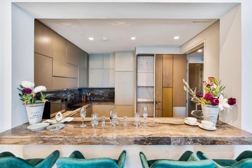 Highend 2BR Palm Sea View with Pool and Nightlife Marina, Dubai (Foto 4)