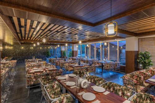 Restaurant, Himalayan Heights in Prini