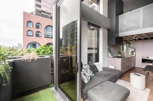 Centrally Located Modern Loft w Free Parking, Infinity Pool, Workspace