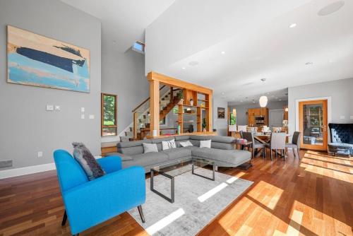 Serene modern Lakehouse on Golf Course in Lower Sackville