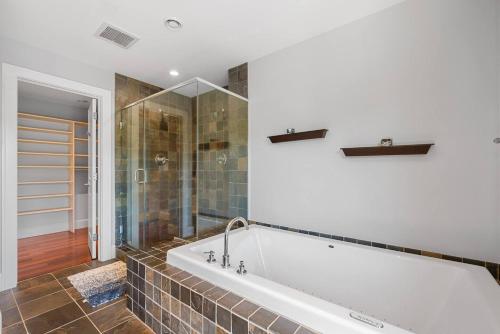 Serene modern Lakehouse on Golf Course in Lower Sackville