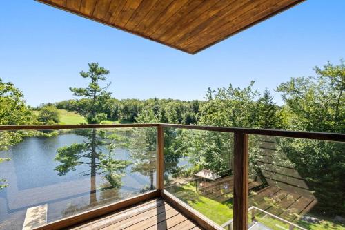 Serene modern Lakehouse on Golf Course in Lower Sackville