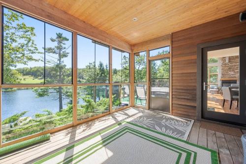 Serene modern Lakehouse on Golf Course in Lower Sackville
