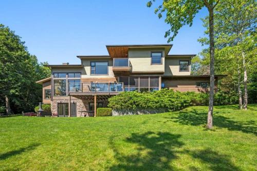Serene modern Lakehouse on Golf Course in Lower Sackville