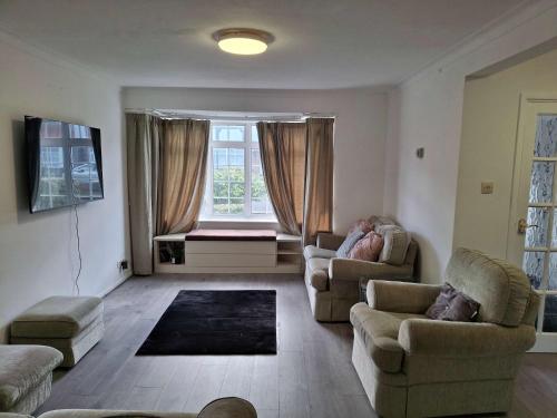 Beautiful 3 BR Home in Staines Near Heathrow - image 7