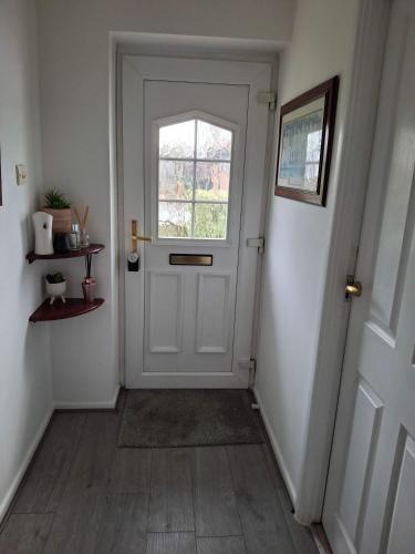 Beautiful 3 BR Home in Staines Near Heathrow - image 10