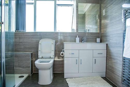 Beautiful 3 BR Home in Staines Near Heathrow - image 4