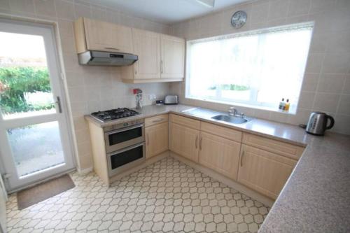 Beautiful 3 BR Home in Staines Near Heathrow - image 8