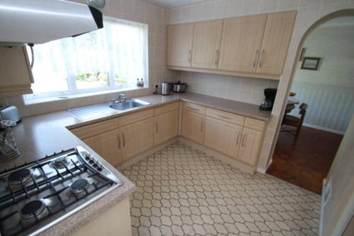 Beautiful 3 BR Home in Staines Near Heathrow - image 3