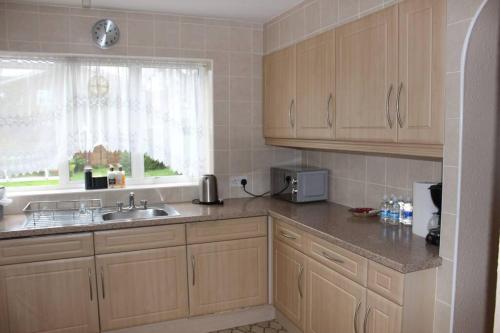 Beautiful 3 BR Home in Staines Near Heathrow - image 6