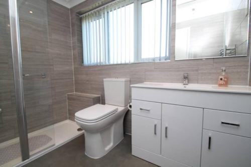 Beautiful 3 BR Home in Staines Near Heathrow - image 5