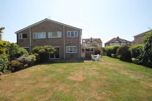 Beautiful 3 BR Home in Staines Near Heathrow - image 9