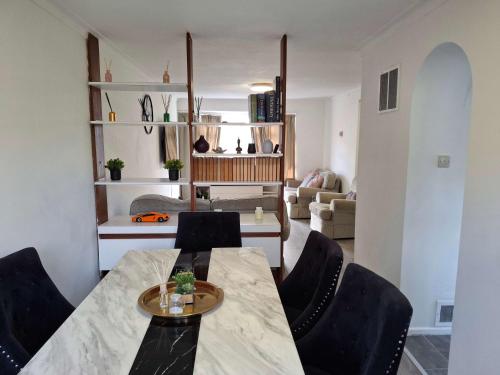 Beautiful 3 BR Home in Staines Near Heathrow - image 13