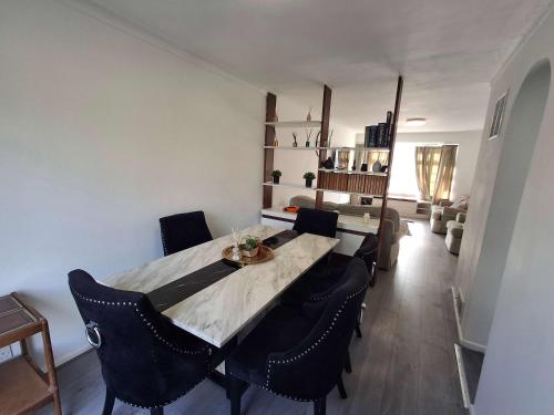 Beautiful 3 BR Home in Staines Near Heathrow - image 12