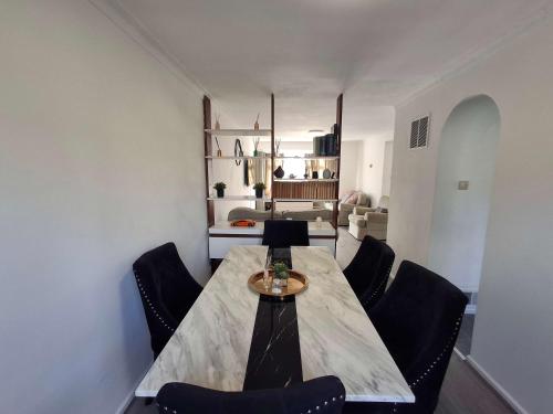 Beautiful 3 BR Home in Staines Near Heathrow